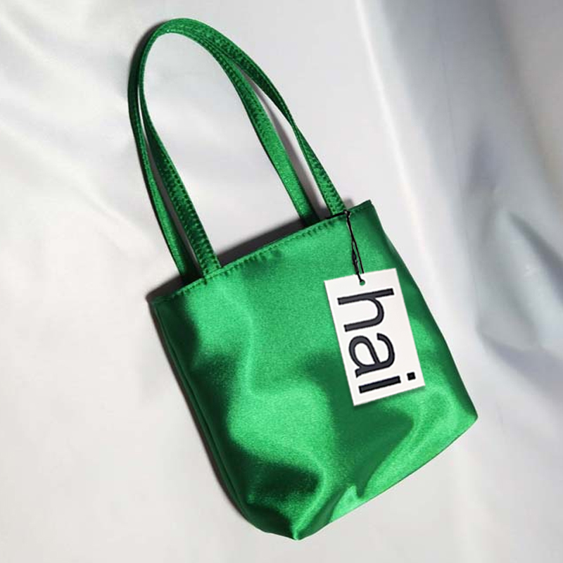Quadratische Seidenhandtasche  – Interior Design High End Bewertung und Preis